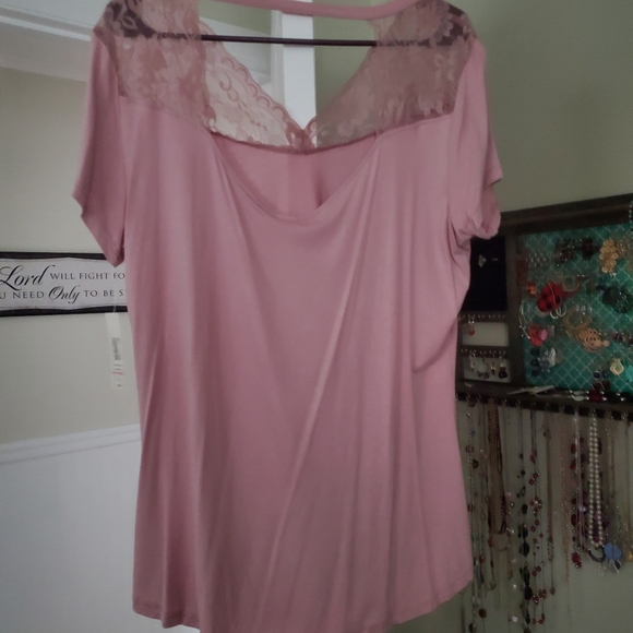 Pink short sleeve shirt with lace detail - Picture 3 of 3